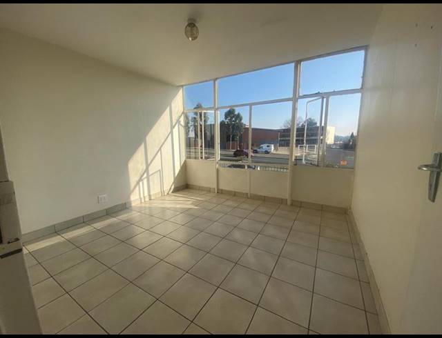 1 BEDROOM APARTMENT FOR SALE IN KEMPTON PARK EXT 05